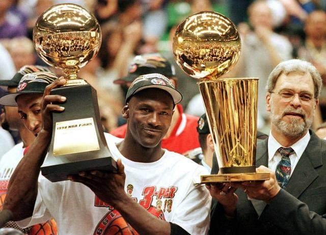 再遭失利，内马尔不满自己被换下并直接返回更衣室（再度失利，内马尔不满被换下径直返回更衣室）