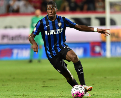 尤文全队和球迷一起出现在登机口，斯帕莱蒂和球迷们友好互动（尤文全队与球迷同现登机口，斯帕莱蒂现场亲切互动）