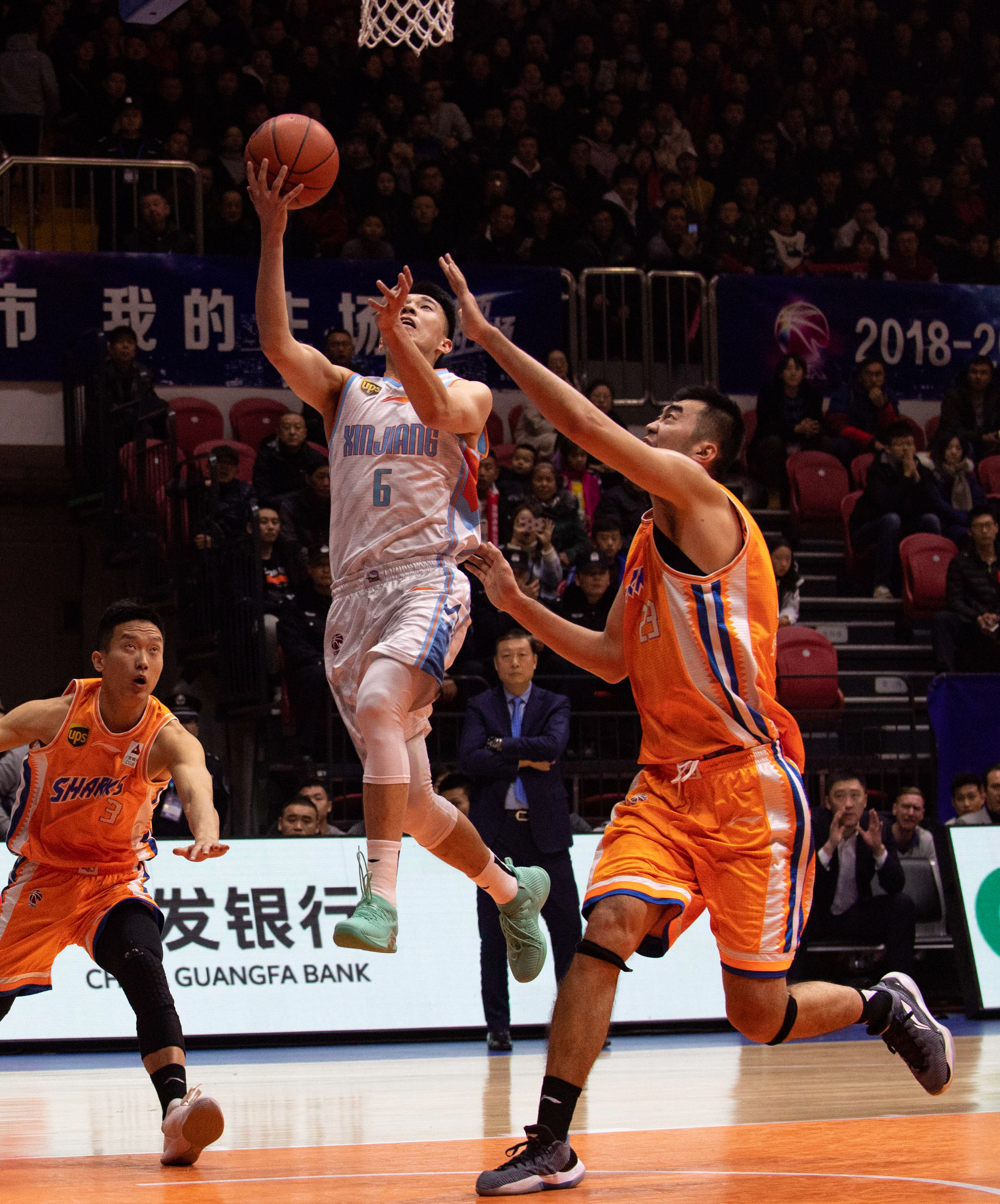 亚泰为客场全勤球迷颁发纪念证书，谭龙、徐浩峰等人参与颁奖（谭龙、徐浩峰等为亚泰客场全勤球迷颁发纪念证书）