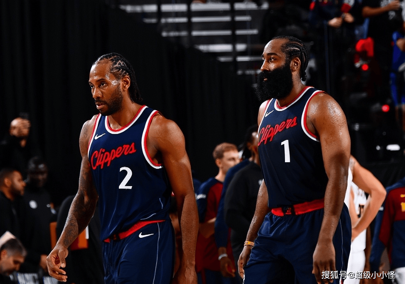 阿图什杯球员进球后跑上看台给母亲献花，后两黄变一红被罚下（阿图什杯球员破门后爬上看台向母亲献花，随即两黄变红遭罚下）